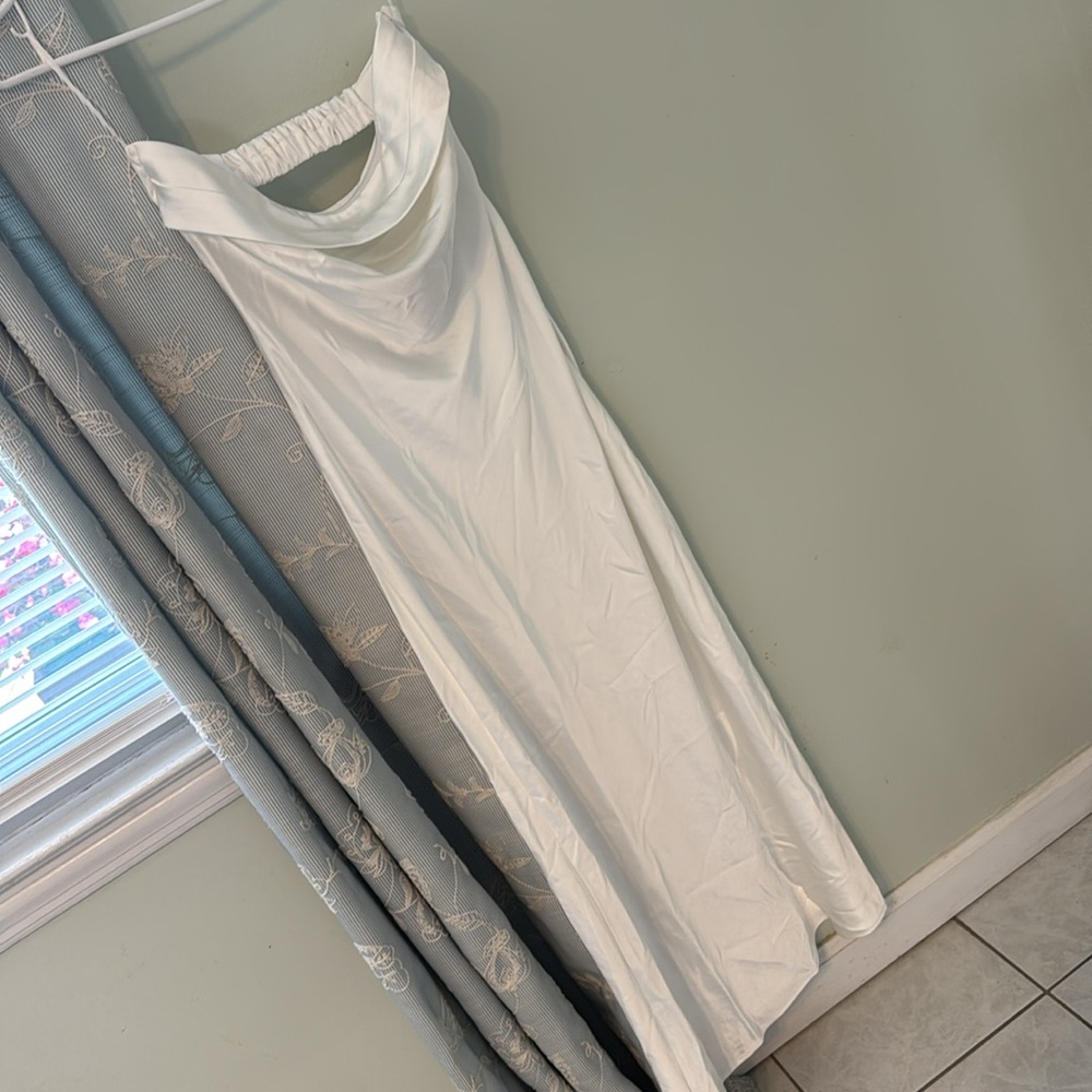 Realtix satin straplesss pearl white gown